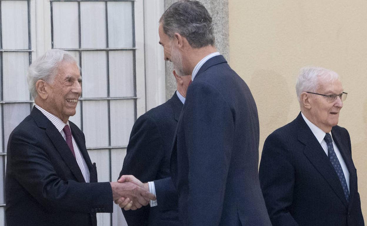 Felioe VI saluda a Mario Vargas Llosa y Victos García de la Concha antes de reunión del Patronato de la Fundación Pro Real Academia Española 