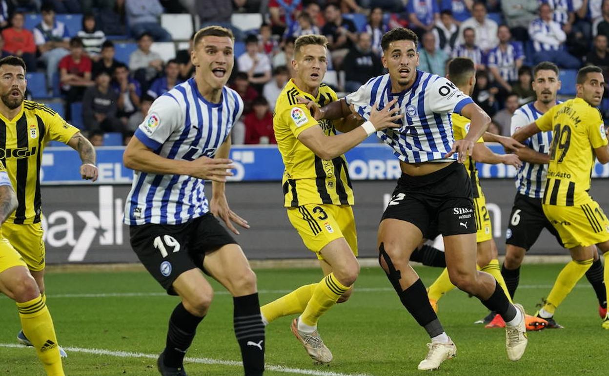 Lance del Alavés-Oviedo de la primera vuelta. 