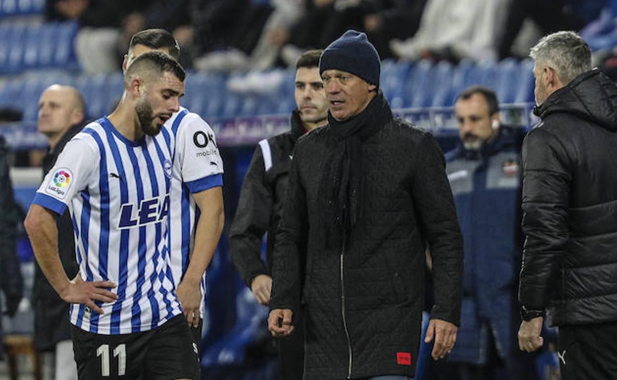García, junto a Rioja, da indicaciones desde el banquillo. 