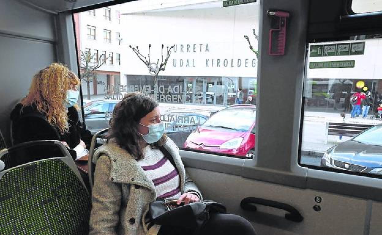 Usuarias de la lanzadera que une Galdakao con la parada del metro en Bolueta. 