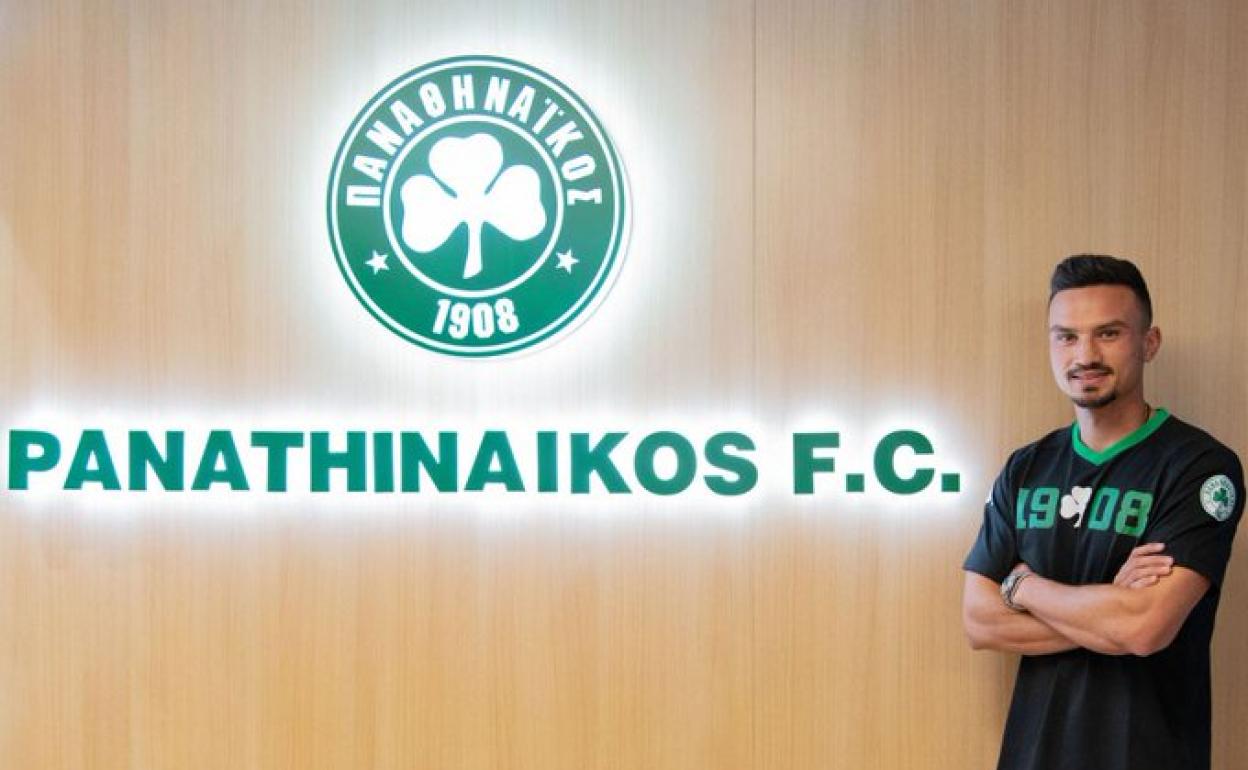 Cristian Ganea en su presentación con el Panathinaikos.