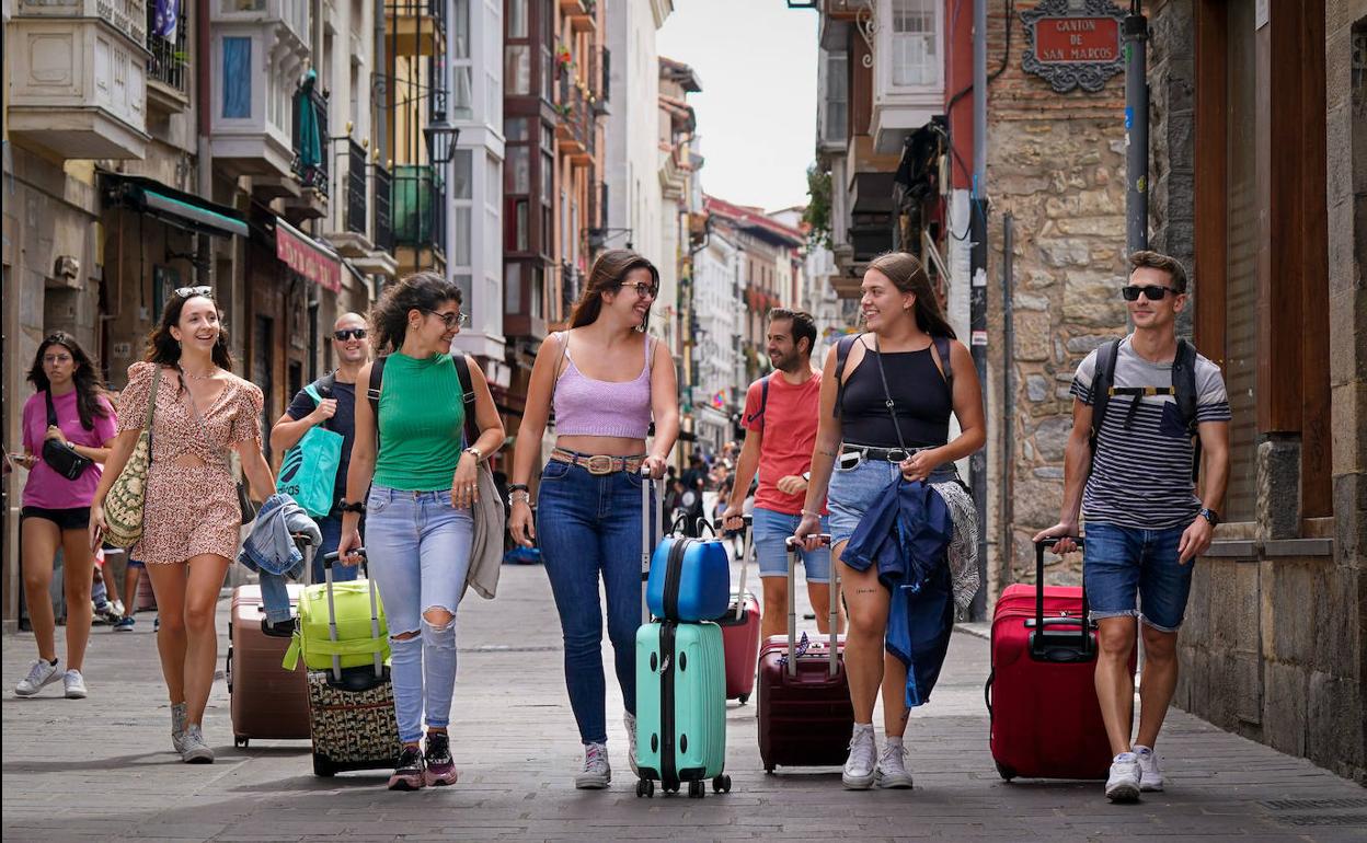 Turistas en el Casco Medieval de Vitoria.