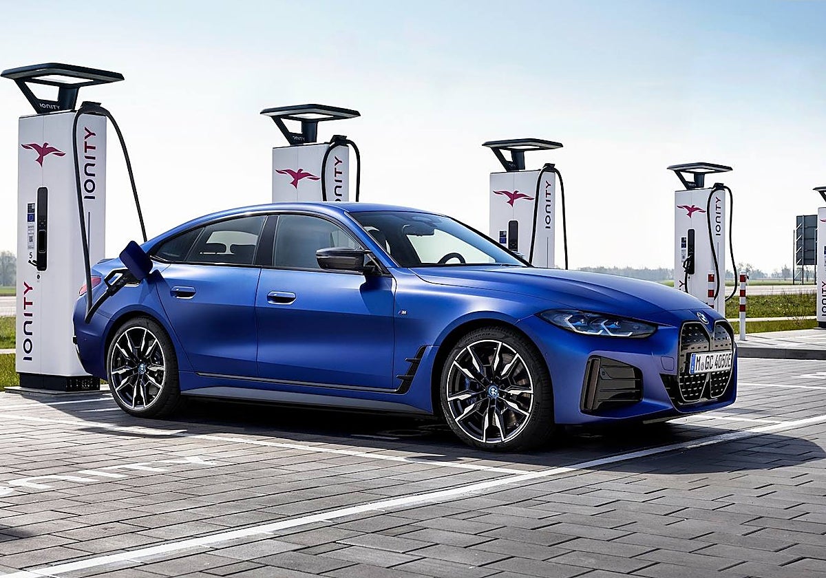 El BMW i4 en un cargador eléctrico