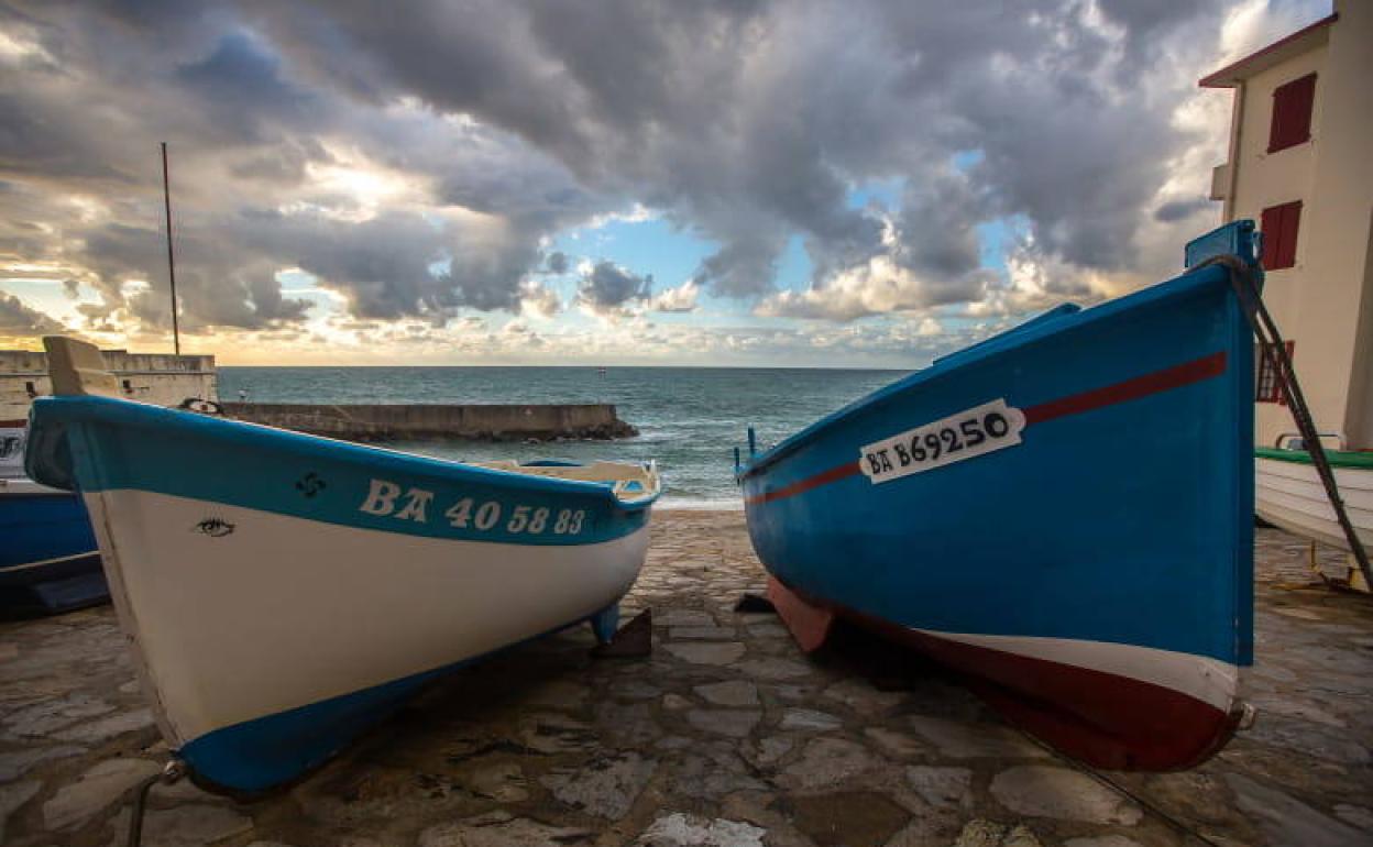 Botes amarrados en el puerto.