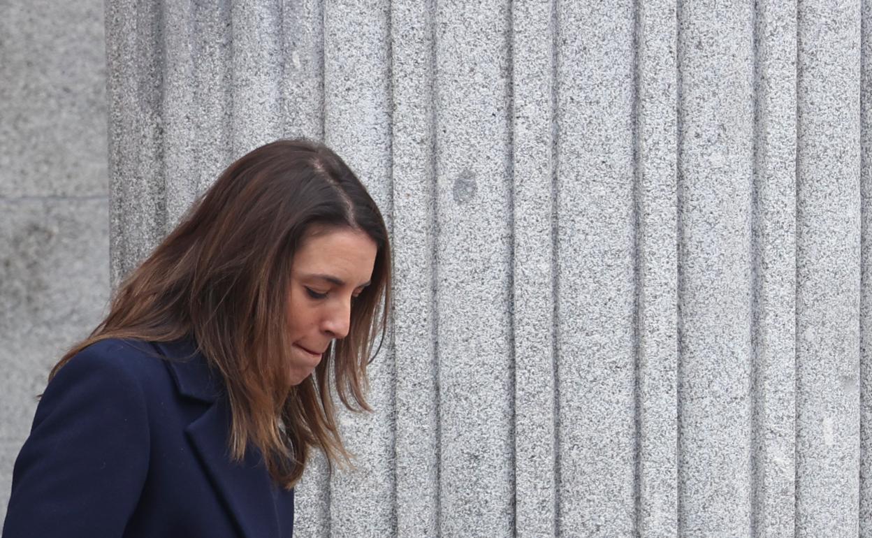 La ministra de Igualdad, Irene Montero (c), durante su asistencia al acto institucional del Día de la Constitución, este martes, en el Congreso de los Diputados.