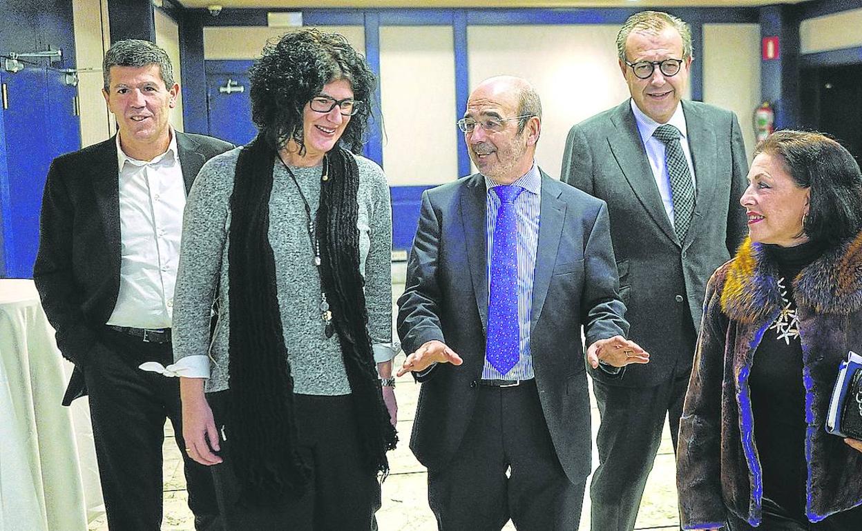 Ignacio Etxebarria, presidente de la Federación de EPSV de Euskadi (centro), junto con los participantes en el debate de ayer. 