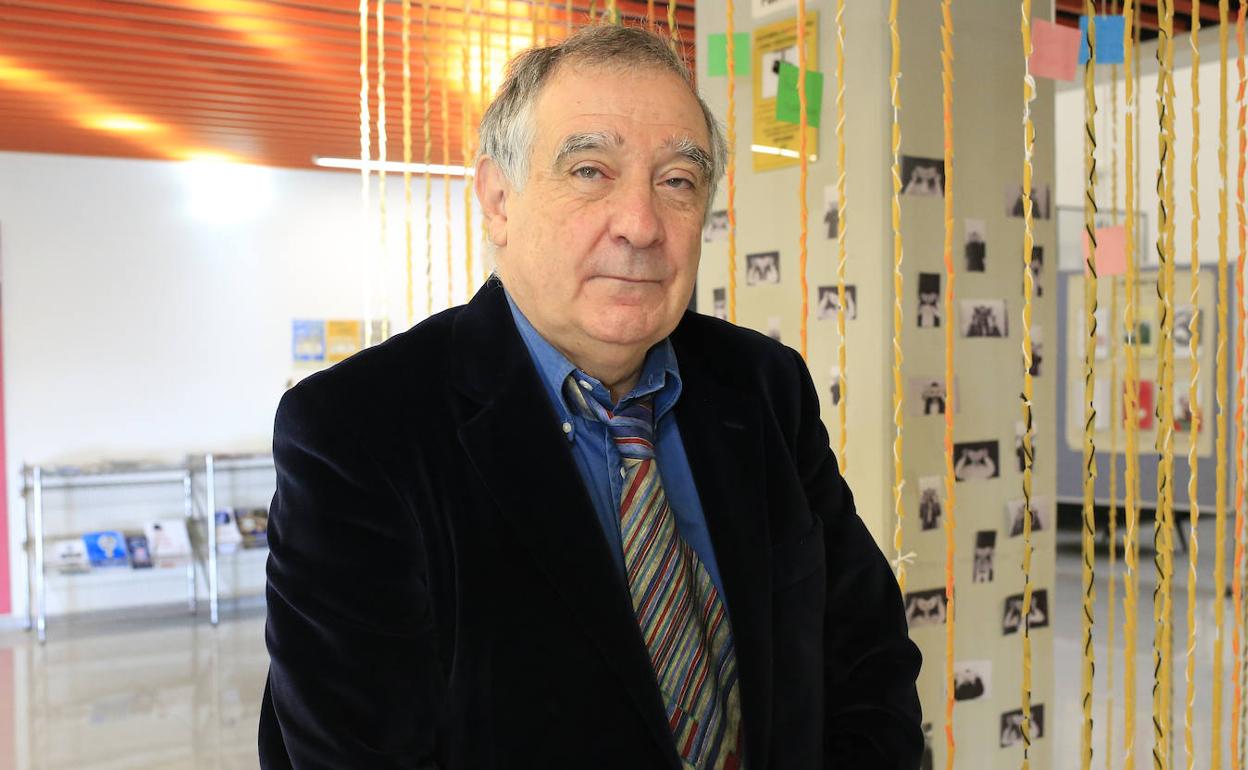 Jon Kortazar, en el hall de la Facultad de Educación.