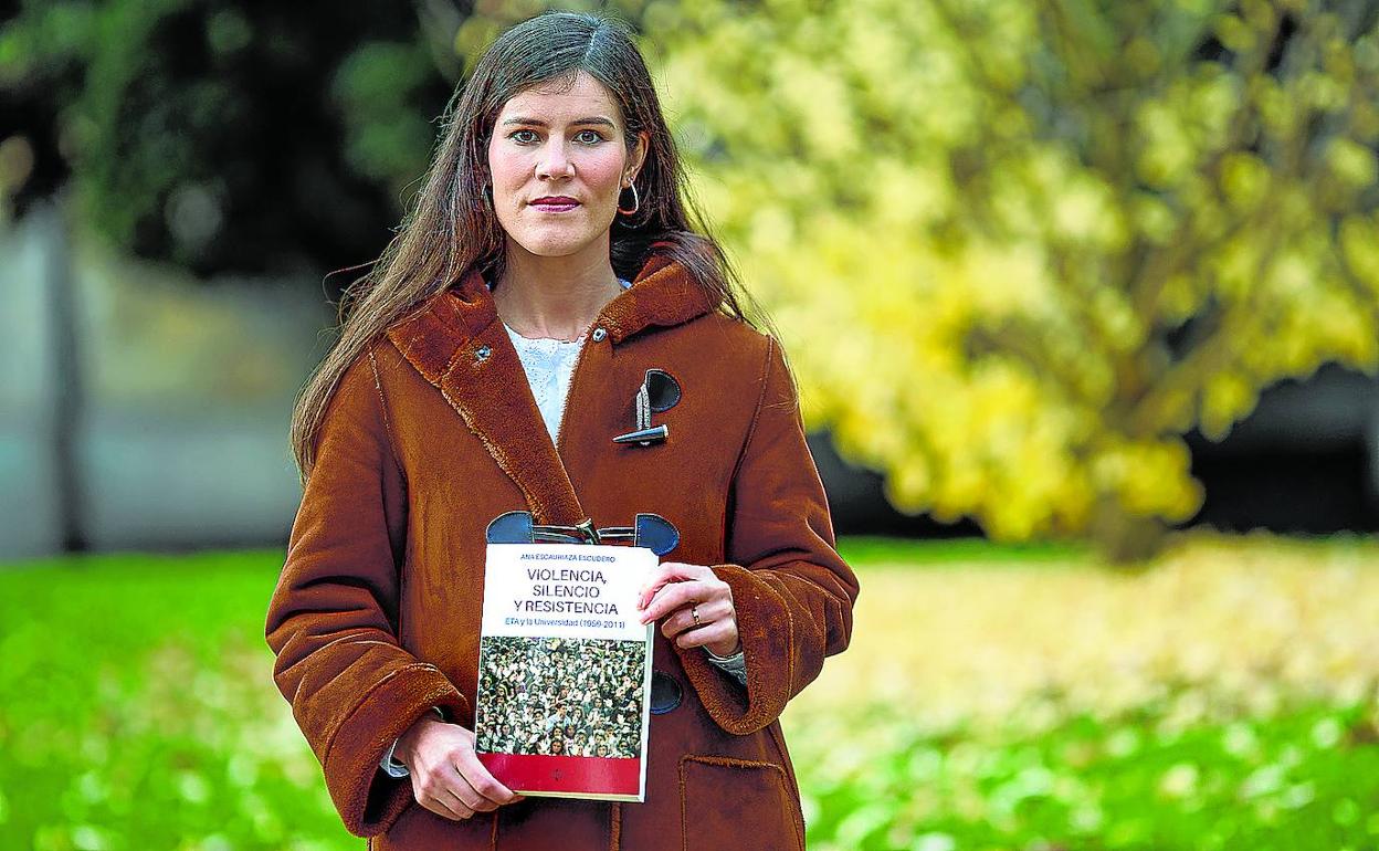 Ana Escauriaza posa en Pamplona con su nueva obra. 