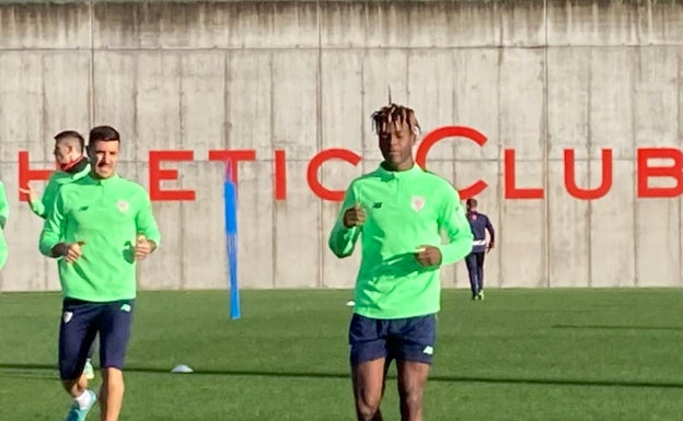 Nico Williams hoy en el entrenamiento en Lezama.