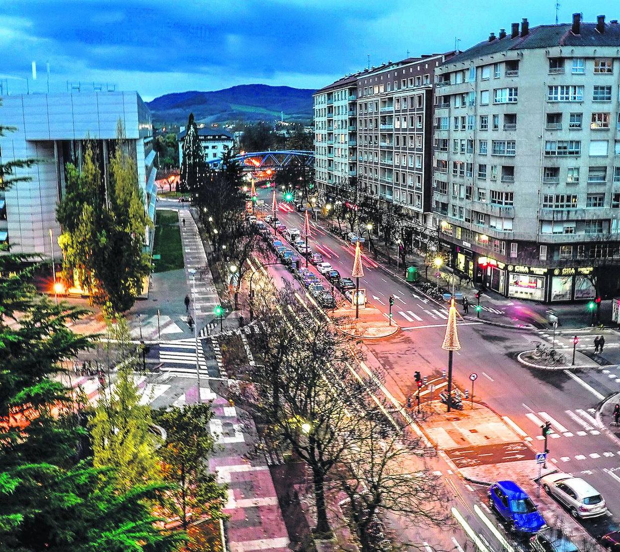 Tramo de la Avenida de Gasteiz por el que el Ayuntamiento propone ahora que avance la extensión del tranvía hacia Zabalgana. 