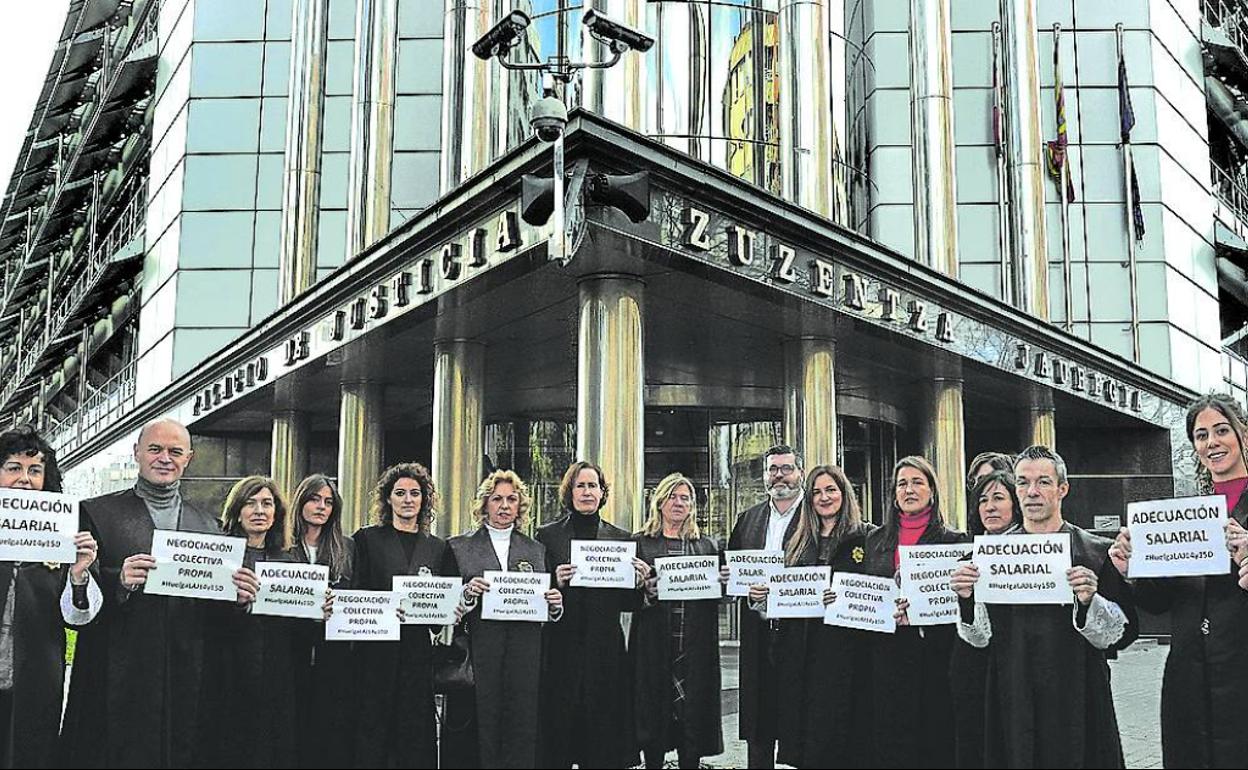 Los letrados de la administración de justicia volvieron a concentrarse ayer frente a los juzgados. 