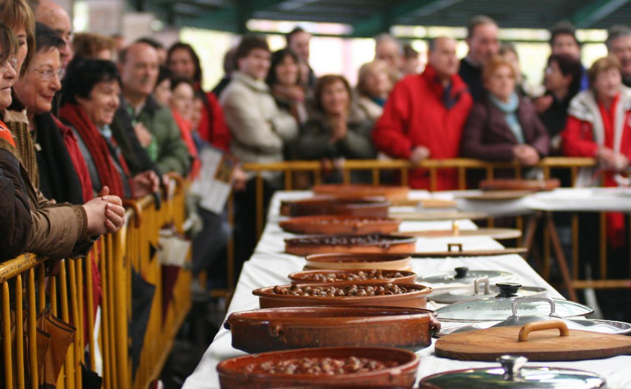 Exposición de cazuelas ante el jurado en un concurso de caracoles anterior llevado a cabo en Gernika. 