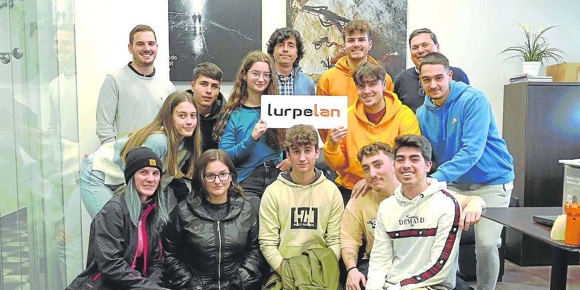 LURPELAN | MUSKIZ. Los estudiantes de Somorrostro, arropados por Pedro Fidalgo, José María Martínez y Silvestre Villa. 