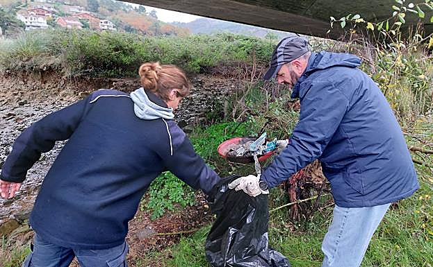 Los trabajadores han limpiado el entorno a pie y mediante tablas de paddle surfs. 