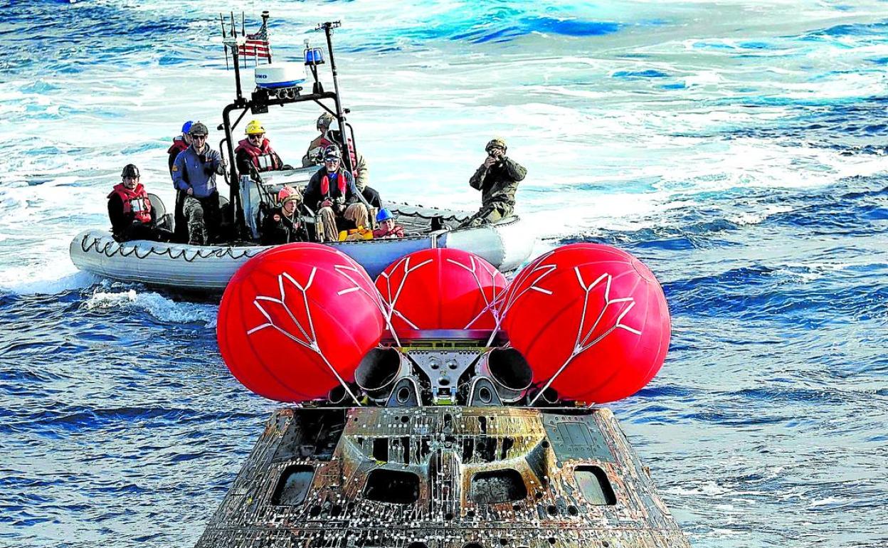 La cápsula Orión de Artemisa 1, el domingo poco después de haber amerizado frente a las costas de San Diego. 