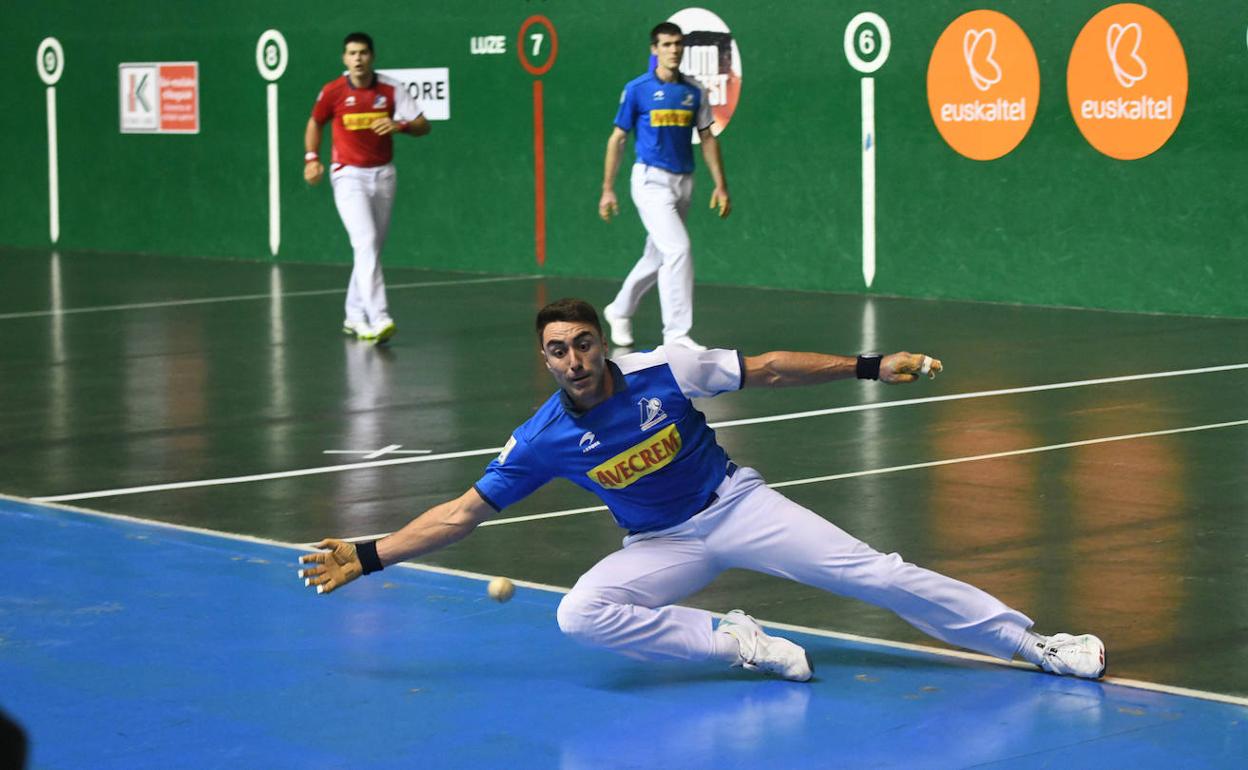 Peio Etxeberria se estira para tratar de alcanzar una pelota. 