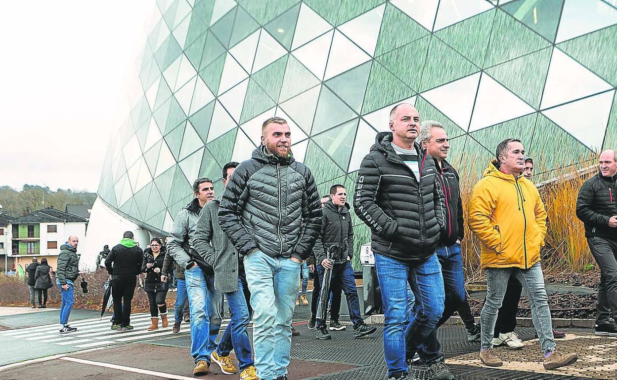 Socios cooperativistas de Orona se dirigen al interior de la sede de Hernani para asistir a la asamblea. 