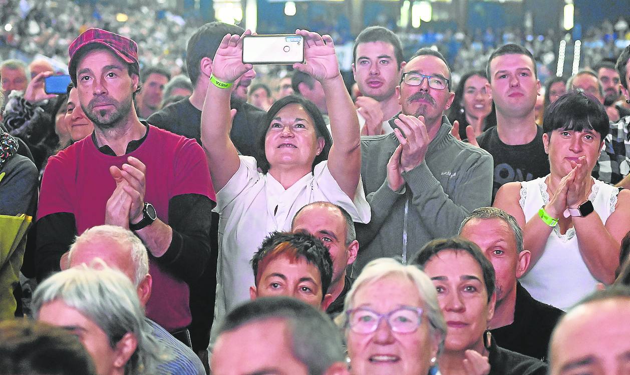 Los bertsolaris entraron al pabellón bajo una atronadora ovación y con el público en pie, que inmortalizó la escena.