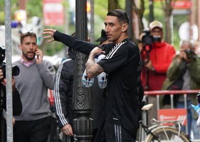 Imagen secundaria 1 - Messi y Di María salen del hotel Dómine para dirigirse a entrenar en Lezama el pasado 25 de mayo.