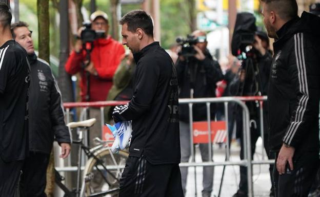 Imagen principal - Messi y Di María salen del hotel Dómine para dirigirse a entrenar en Lezama el pasado 25 de mayo.