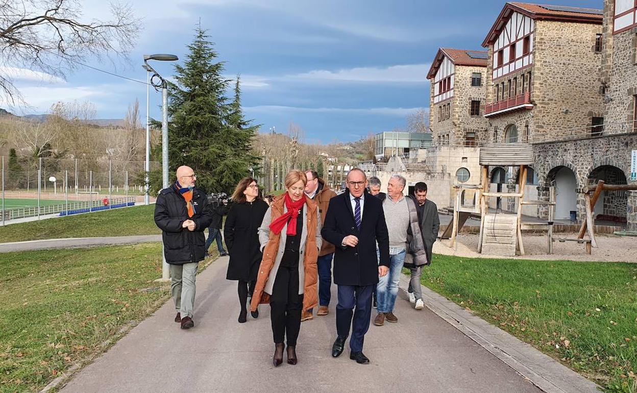 Las autoridades recorrieron el tramo del parque lineal que enlazará con el nuevo trazado. 