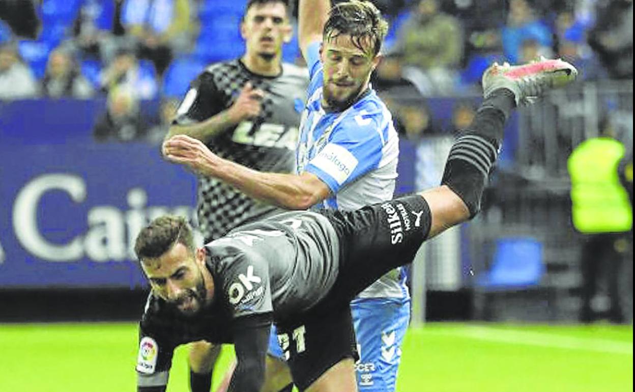 Intermitente. Abde, esta vez en el extremo izquierdo, cae cuando desbordaba a un rival. 