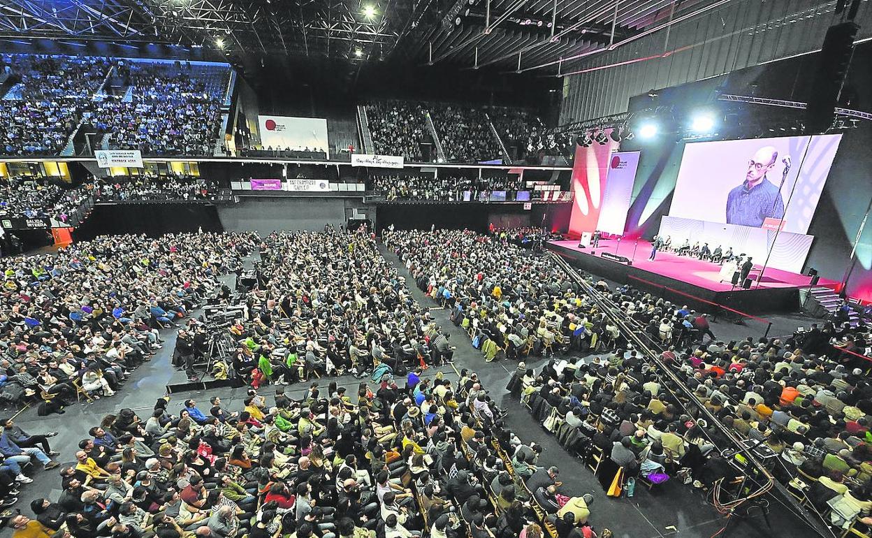 Más de 13.000 personas abarrotaron desde primera hora el Navarra Arena para vibrar con la gran final del campeonato de bertsos, que regresa al calendario tras cinco años. 