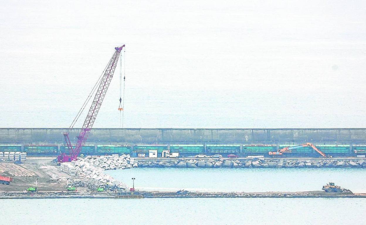 Los trabajos de relleno ya están terminándose en el muelle AZ1 del Superpuerto. 