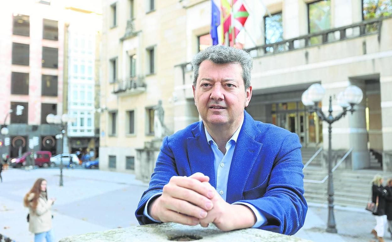 Edmundo Rodríguez posa frente a la sede del Tribunal Superior de Justicia del País Vasco, en Bilbao. 