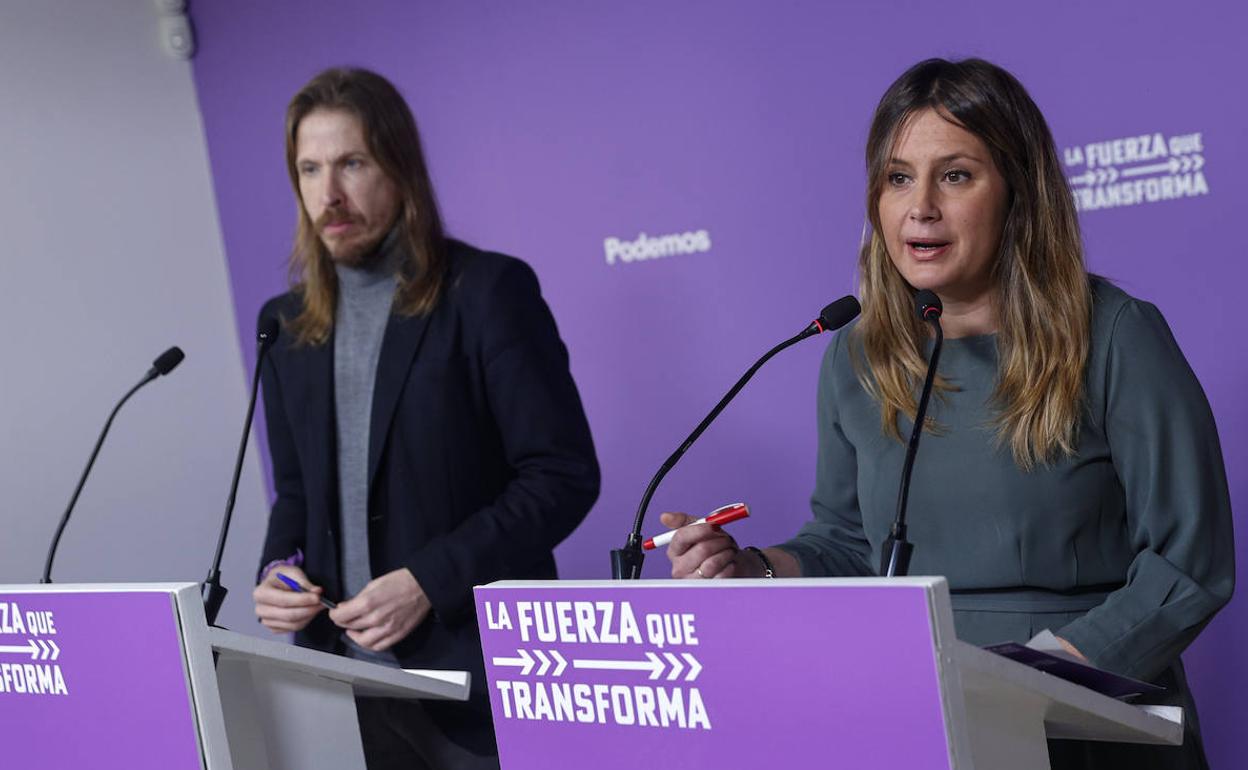 Los coportavoces de Podemos Pablo Fernández y Alejandra Jacinto este lunes en la sede de Podemos.