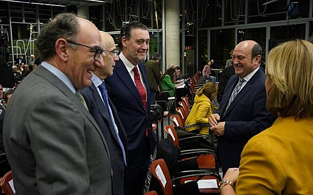 Ortuzar y Atutxa charlan con el presidente de Iberdrola, Ignacio Galán, el presidente de Euskaltzaindia, Andres Urrutia, y el director del Museo de Bellas Artes, Miguel Zugaza. 