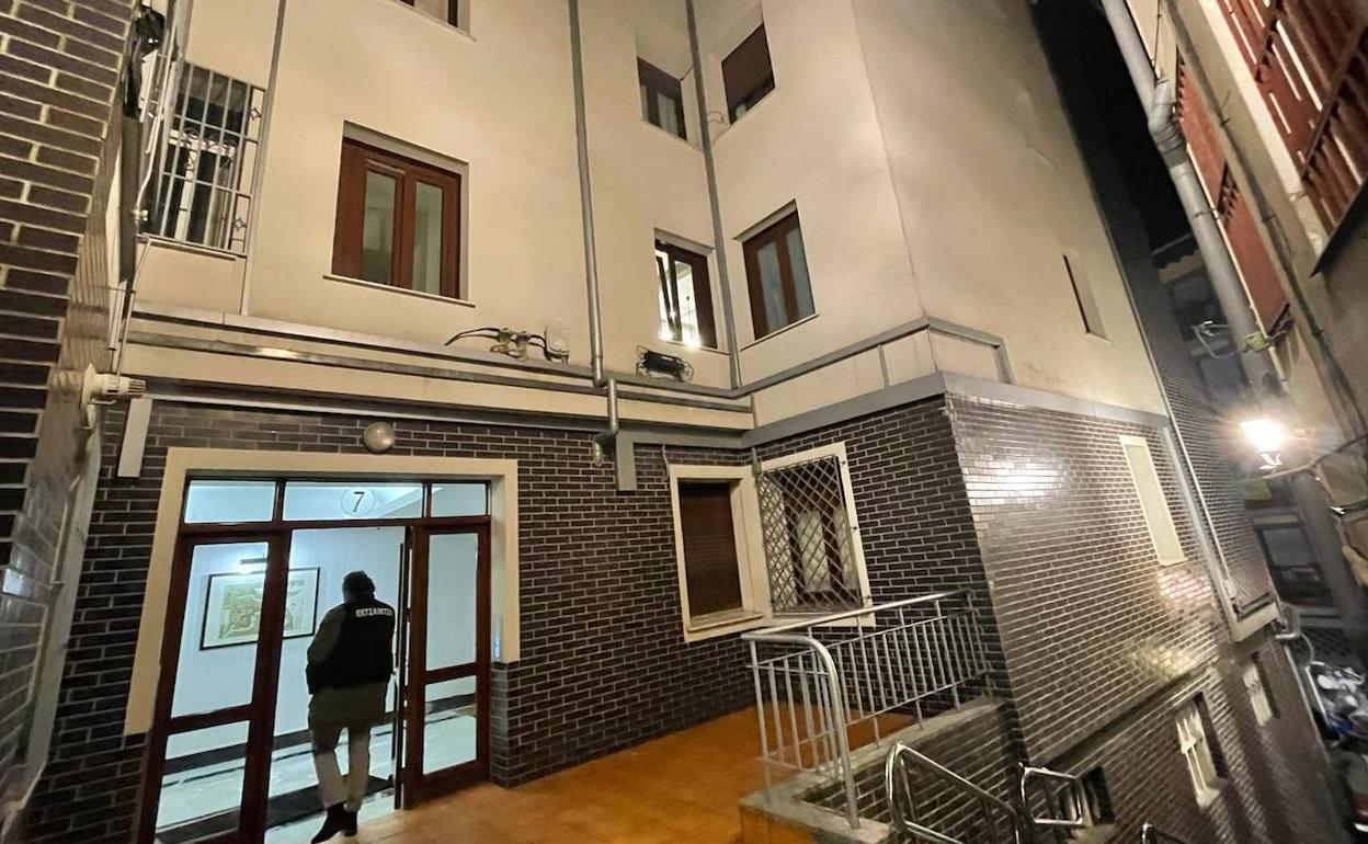 Un agente de la Ertzaintza entra en el edificio donde ha ocurrido el incendio. 