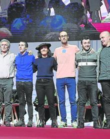 Imagen secundaria 2 - 1. Maialen Lujanbio saluda a Amets Arzallus. | 2. Los asistentes ovacionaron a los finalistas. | 3. Foto de familia de los ocho bertsolaris, con Iñaki Murua. 