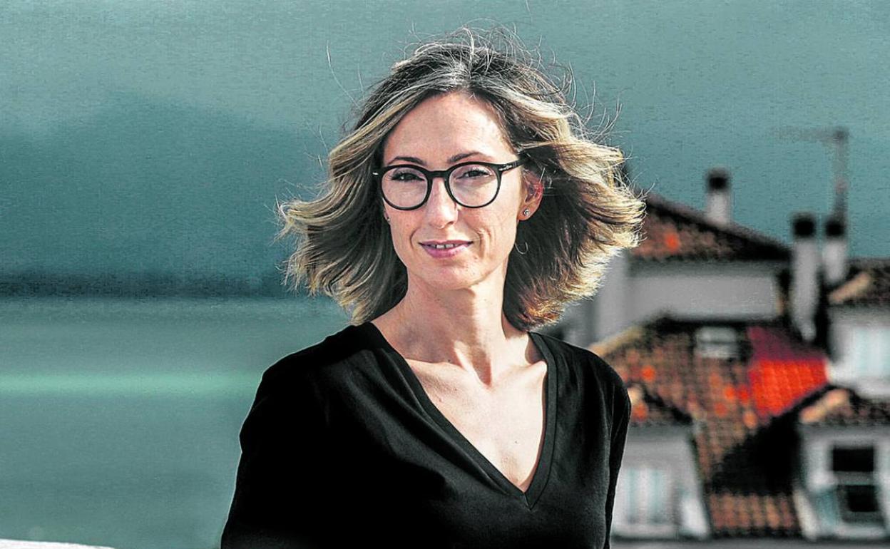 La autora combina en su novela el recuerdo de su caballo, la maternidad y su estancia en Lisboa. 