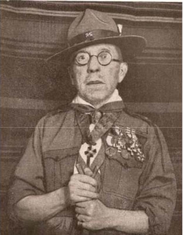 Teodoro Iradier con uniforme de explorador rover en 1936. Revista La Patrulla n.º 91.