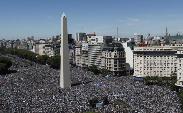 Cientos de miles de aficionados, en los alrededores del Obelisco. 