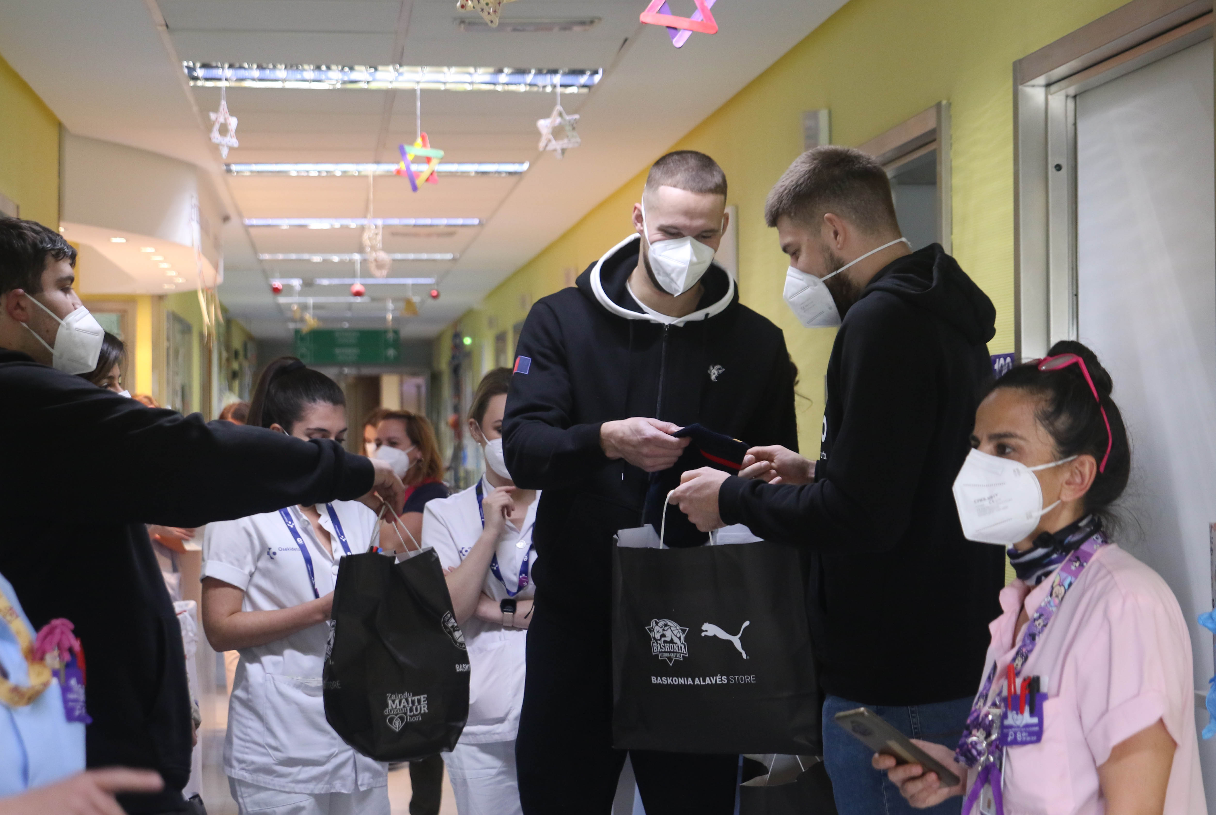 Fotos: Las imágenes de la visita de Giedraitis y Sedekerskis a Txagorritxu