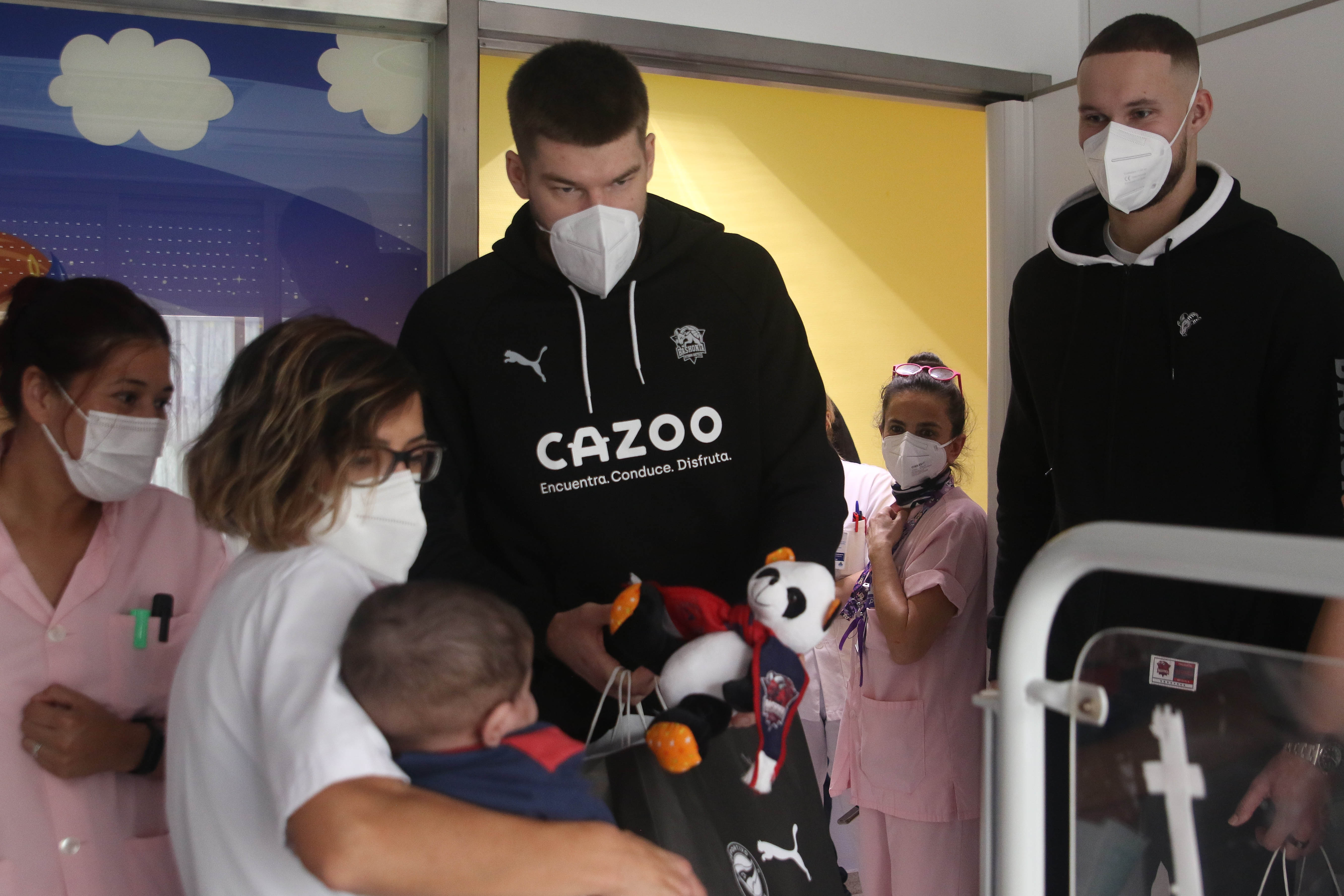 Fotos: Las imágenes de la visita de Giedraitis y Sedekerskis a Txagorritxu