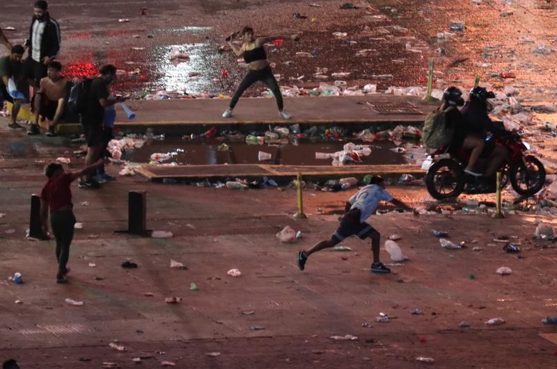 Imagen de los disturbios nocturnos en la plaza del Obelisco de Buenos Aires.