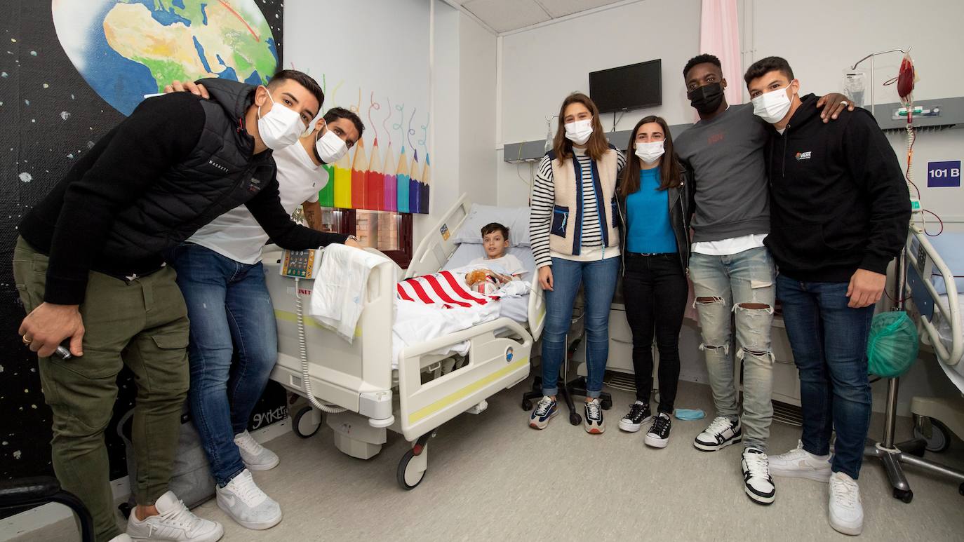 Jugadores y jugadoras del Athletic visitaron a los niños y las niñas hospitalizadas en Bizkaia 