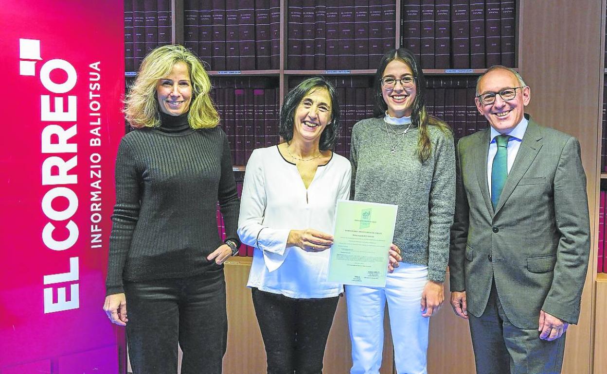 Isabel, con su premio, rodeada de su hija, Zuriñe Ortiz de Latierro y Ramiro González. 