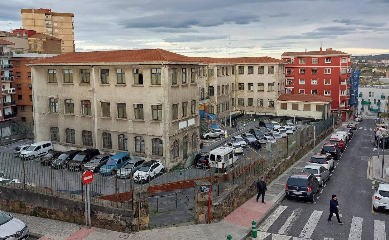 Entre la parte delantera, un lateral y un acceso por atrás, pueden aparcar unos 70 vehículos rodeando el edificio del antiguo colegio de Rebonza en Sestao. 