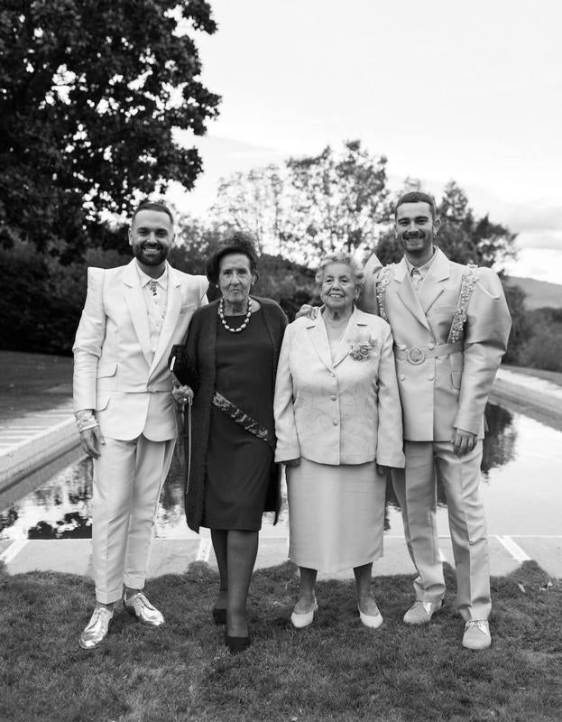 Imanol y Javi posan con sus abuelas.