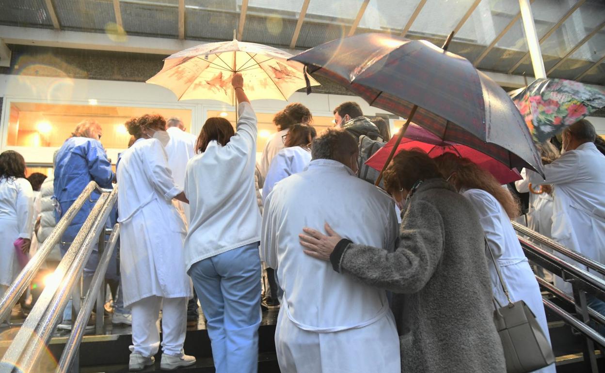 Imagen de una concentración de sanitarios ante el Hospital de Donostia. Las protestas por ahora se han suspendido, pero hoy celebrarán una asamblea en el centro. /