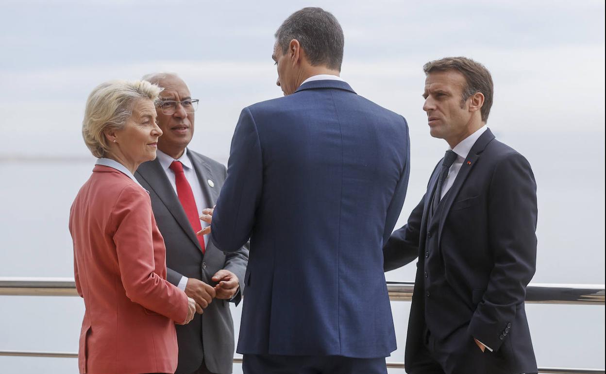 Von der Leyen, Costa, Sánchez y Macron, en la presentación del hidroducto BarMar el pasado día 9. 