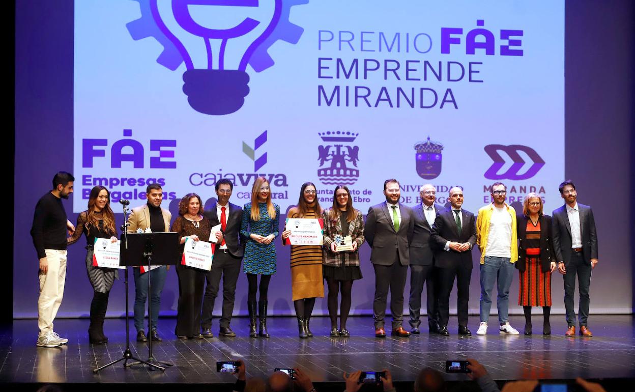 Foto de familia de los participantes en la primera edición de los premios junto a los impulsores de la iniciativa. 