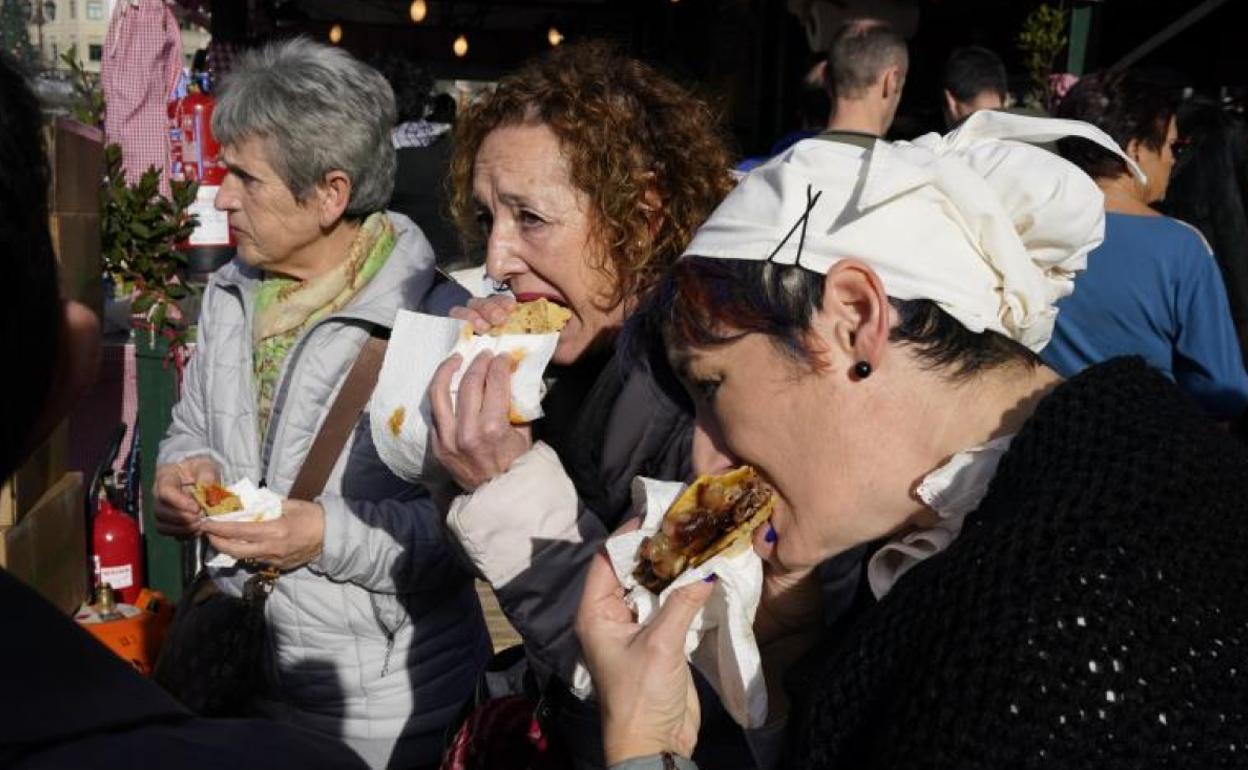 Tres mujeres degustan un talo este miércoles en la feria de Santo Tomás.