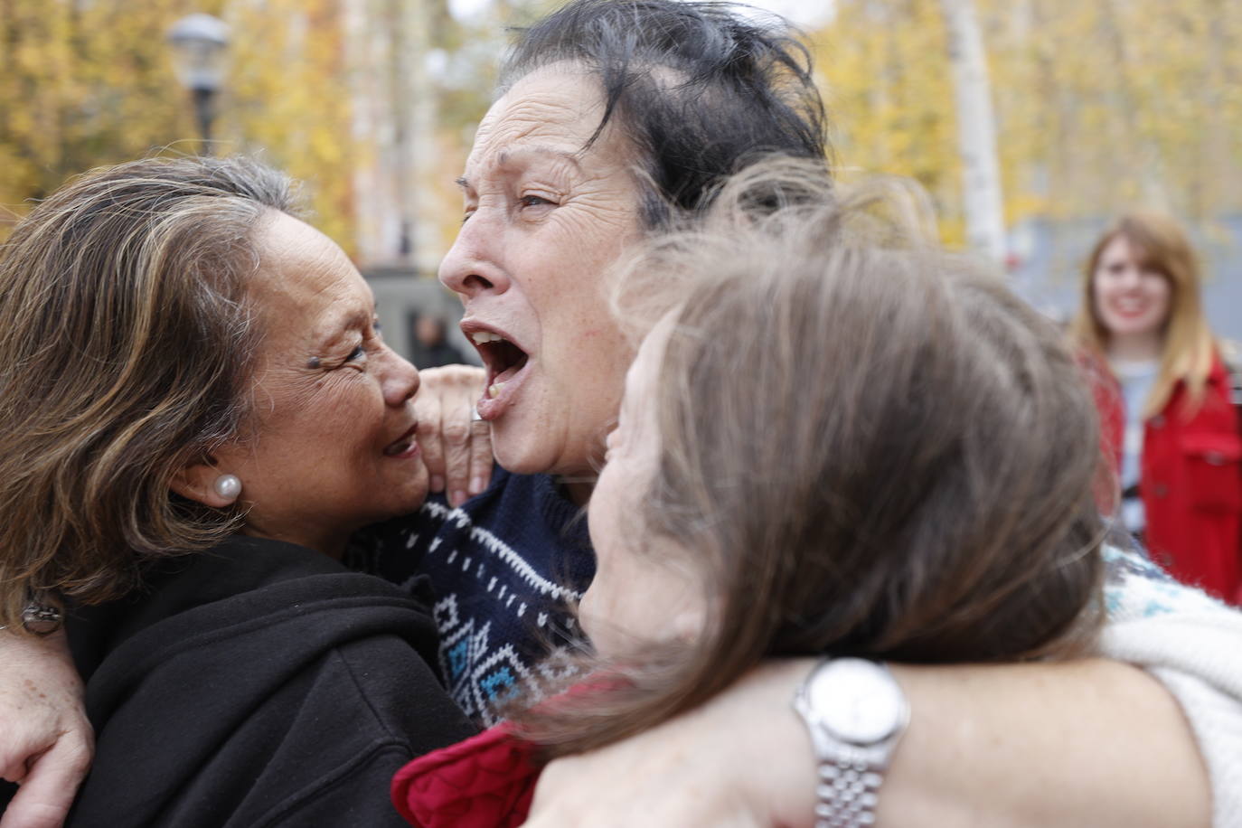 Varias mujeres se abrazan tras conocer que el 04074, vendido en Mungia, se ha llevado el segundo premio.