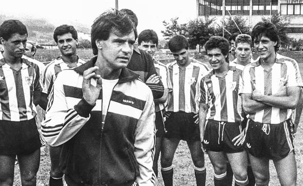 Rojo, dando instrucciones en un entrenamiento del Bilbao Athletic, en 1986.