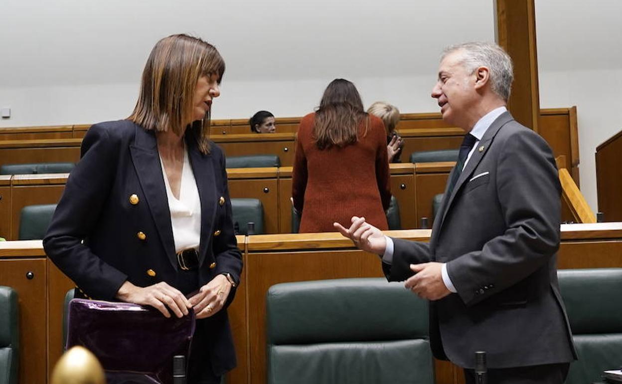 Idoia Mendia e Iñigo Urkullu conversan antes del inicio del pleno en el Parlamento vasco. 